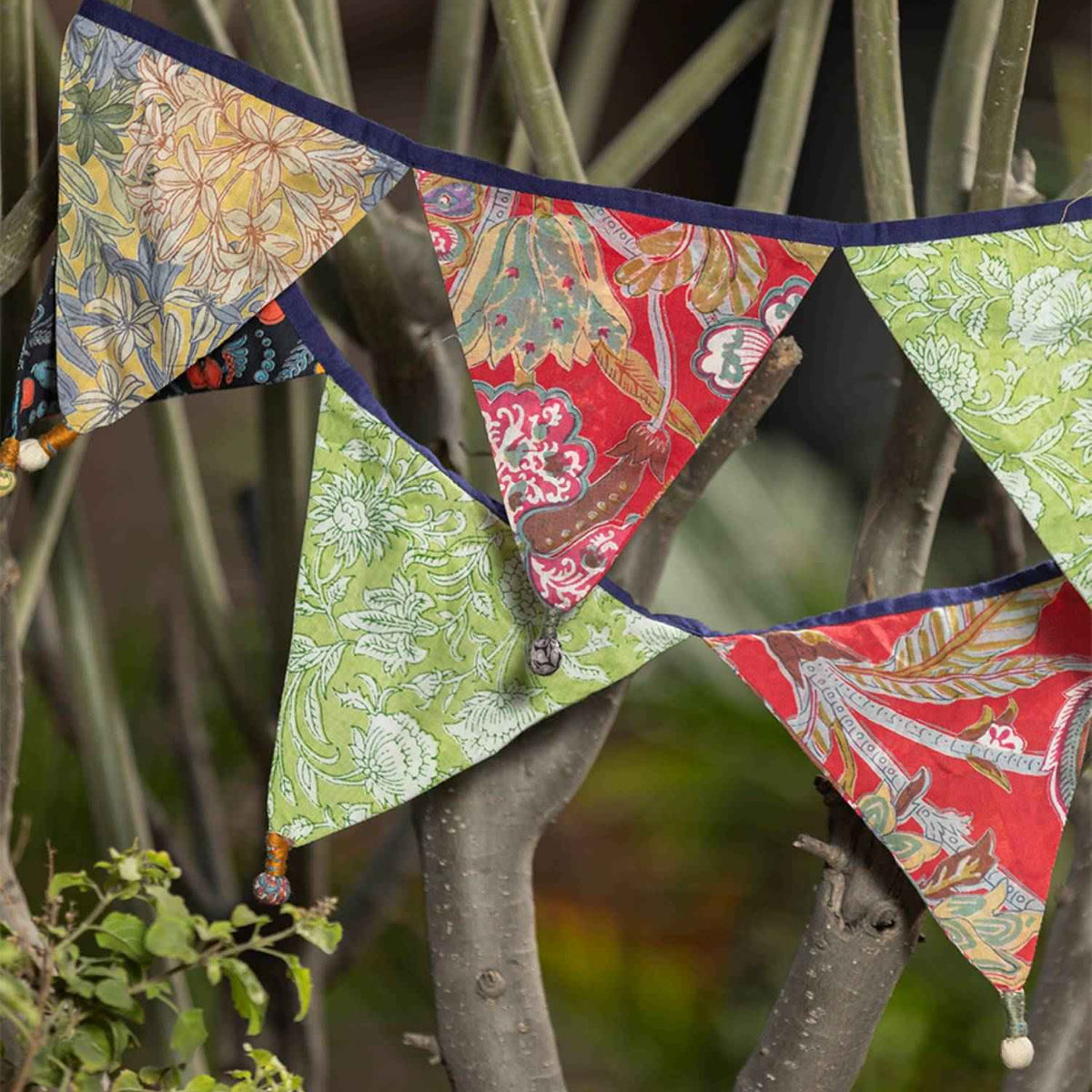 Bunting hanging : Assorted
